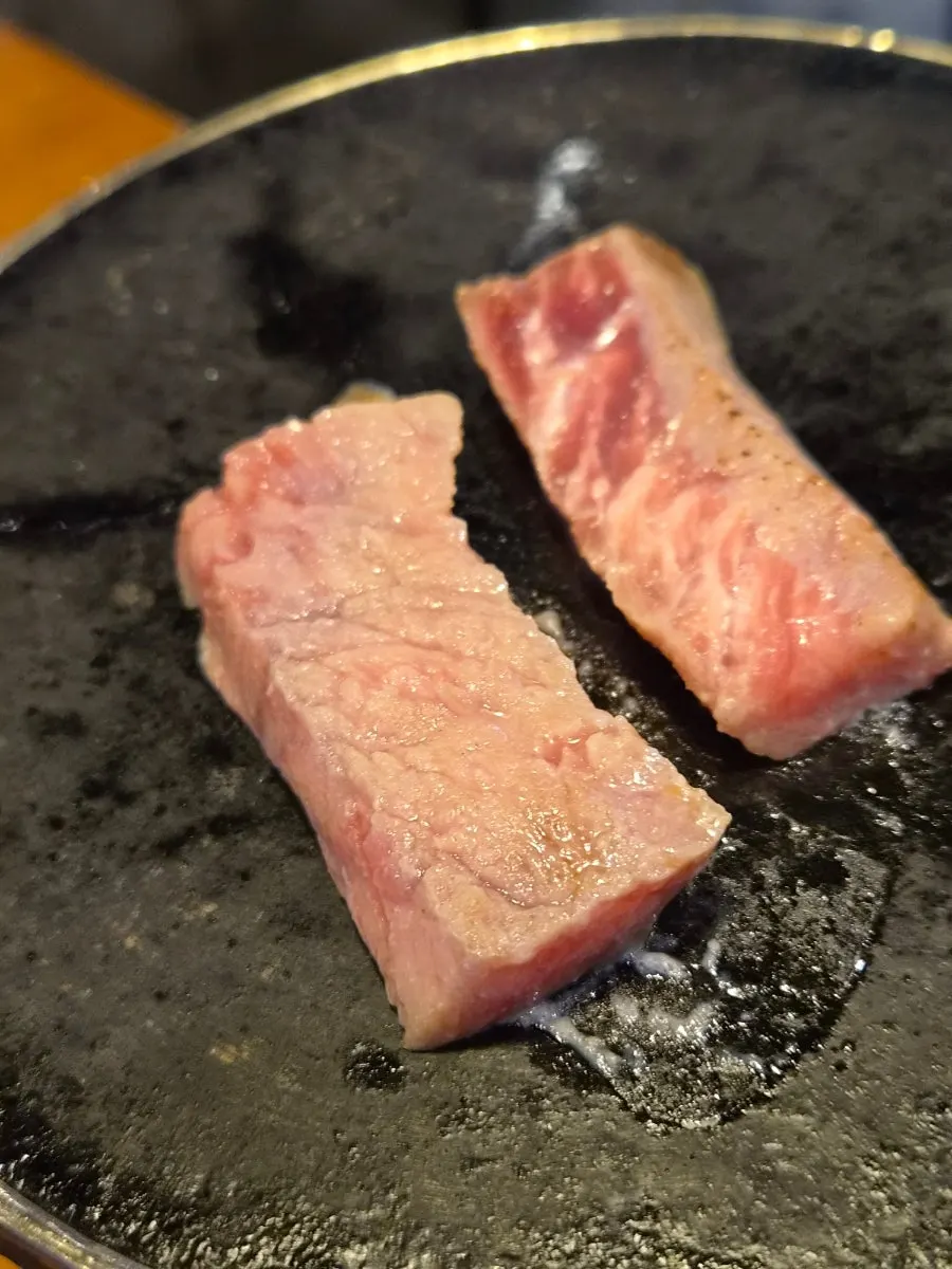 마블링과 육질 결이 보이는 채끝살 스테키