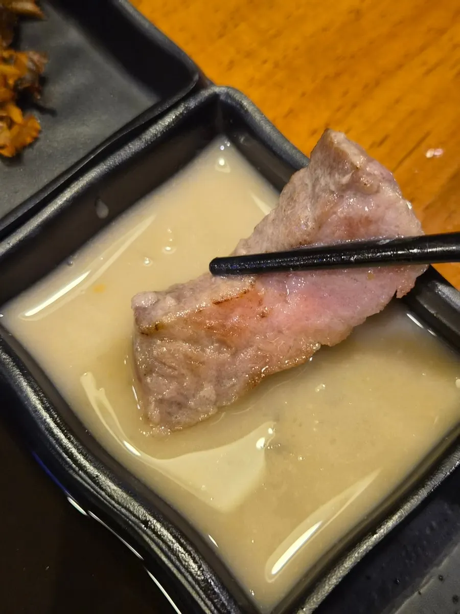 테이블 미니 화로에 고기를 굽는 모습