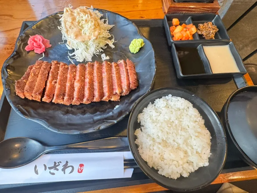牛炸排与饮料套餐摆盘