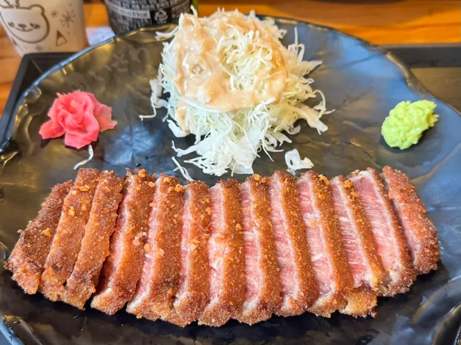 包含卷心菜沙拉的牛炸排套餐