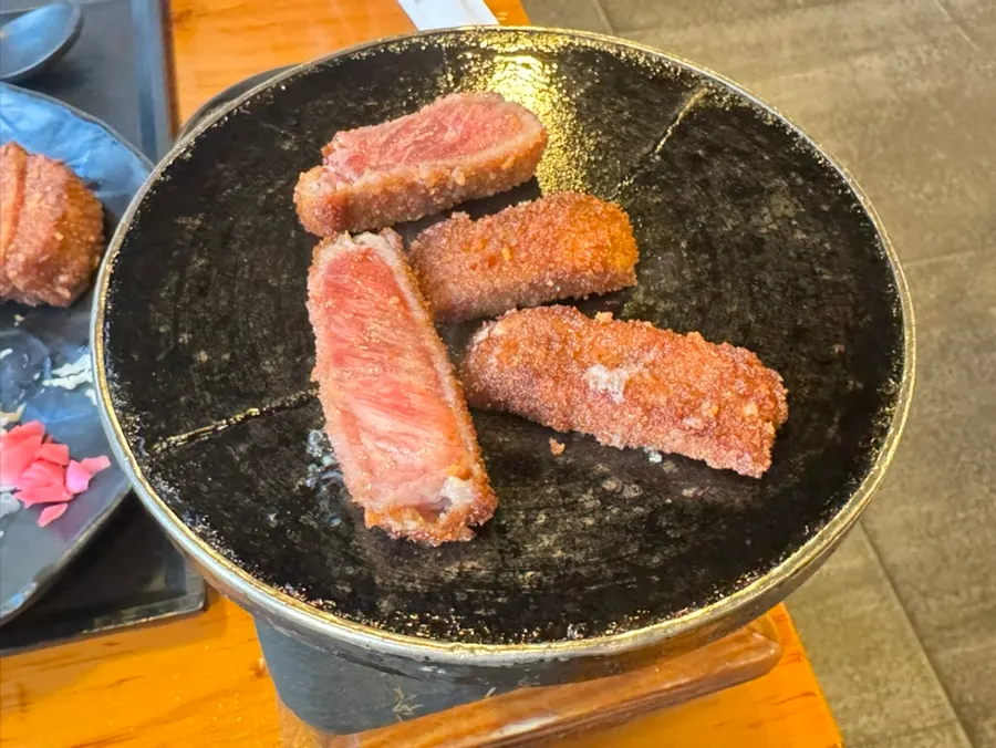 味噌汤与牛炸排摆盘
