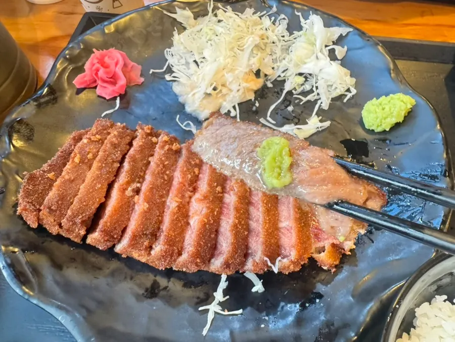 在小炉上烤牛炸排