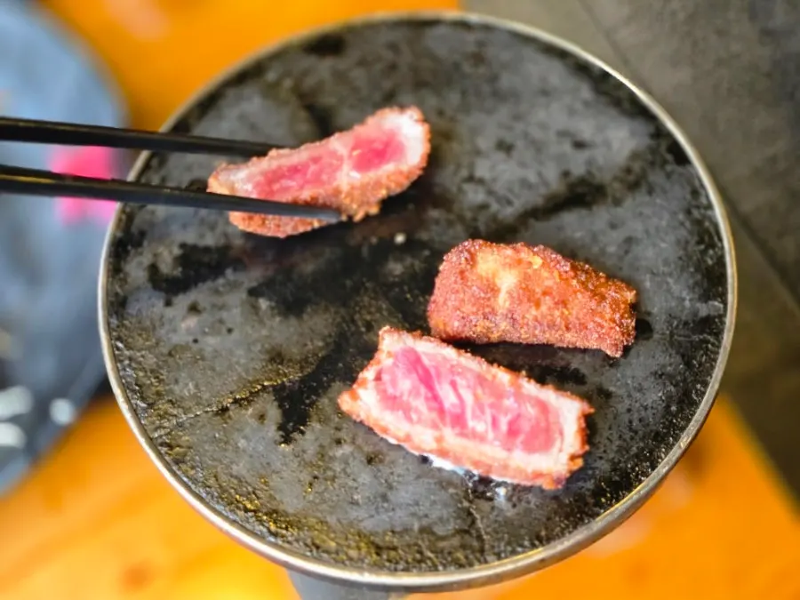화로 위에 올린 규카츠 두 점