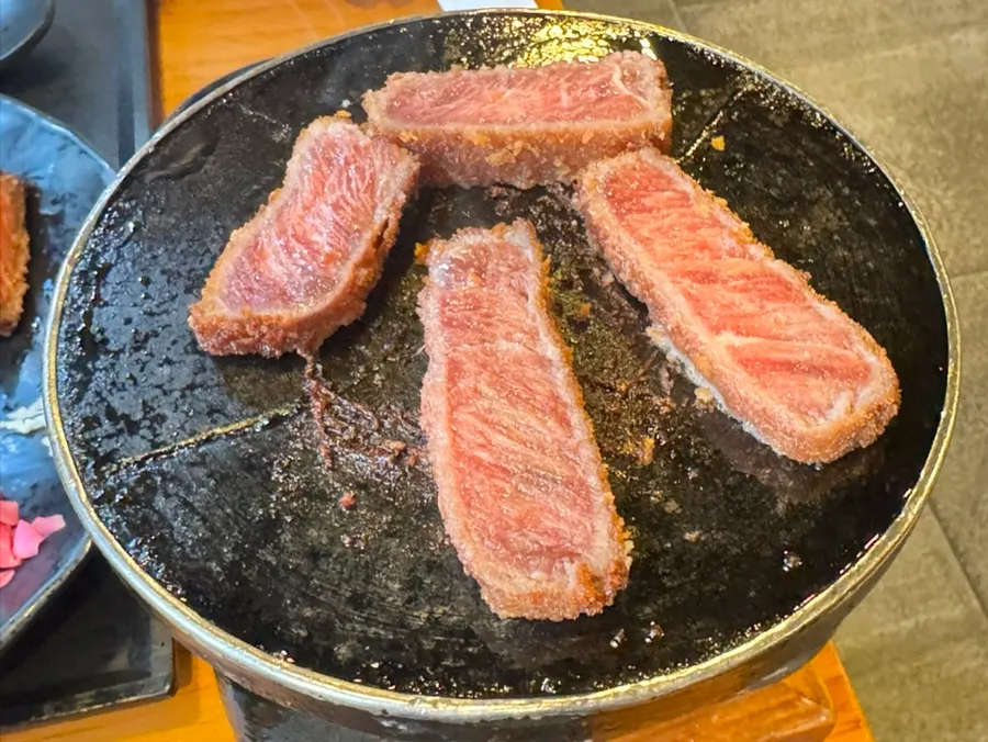 搭配芥末的牛炸排