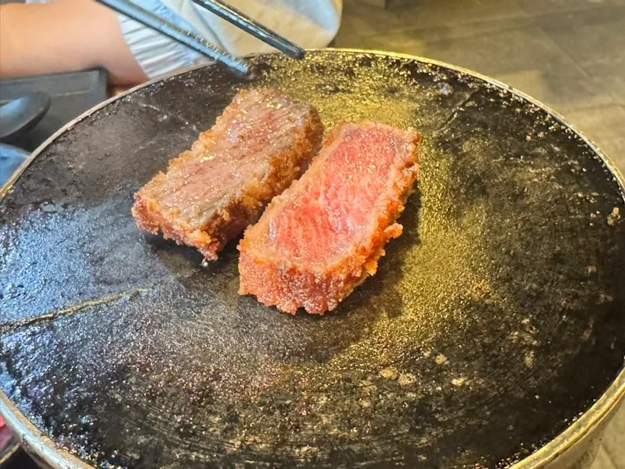 小炉上两块牛炸排