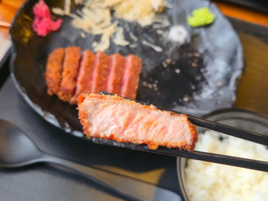 와사비를 올려 소스에 찍은 규카츠