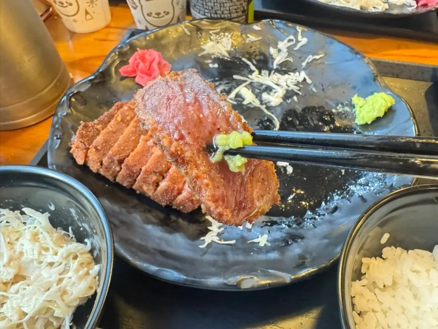 正在吃牛炸排的餐桌