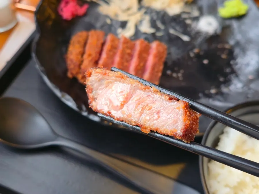 거의 다 먹어 비워진 규카츠 접시