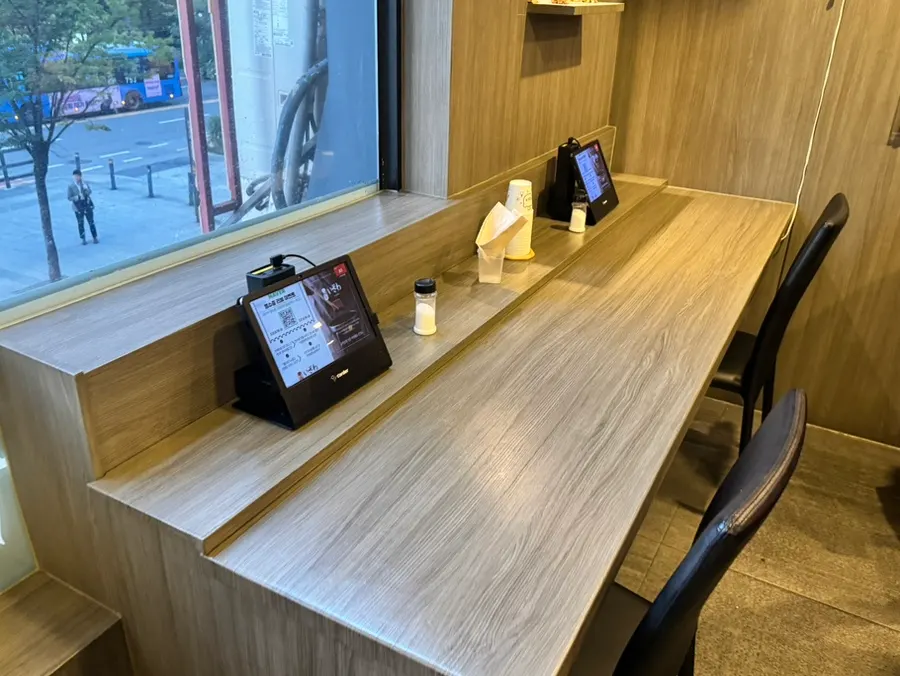 自助点餐机与单人座位指引