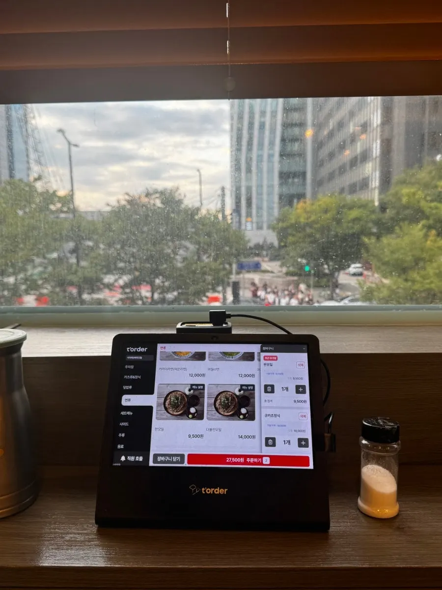 Window solo seat with a view of Yeouido