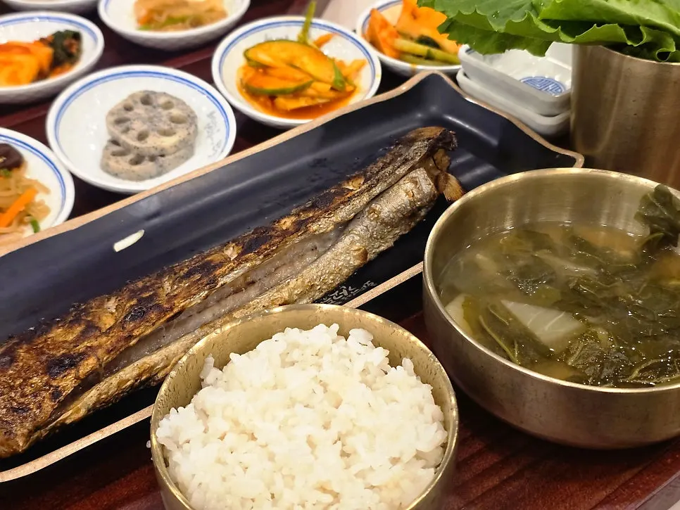 Grilled hairtail and fish roe stew set spread