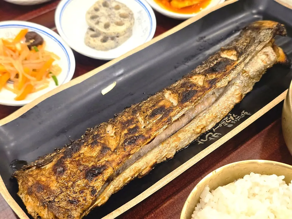 Golden-brown grilled hairtail set