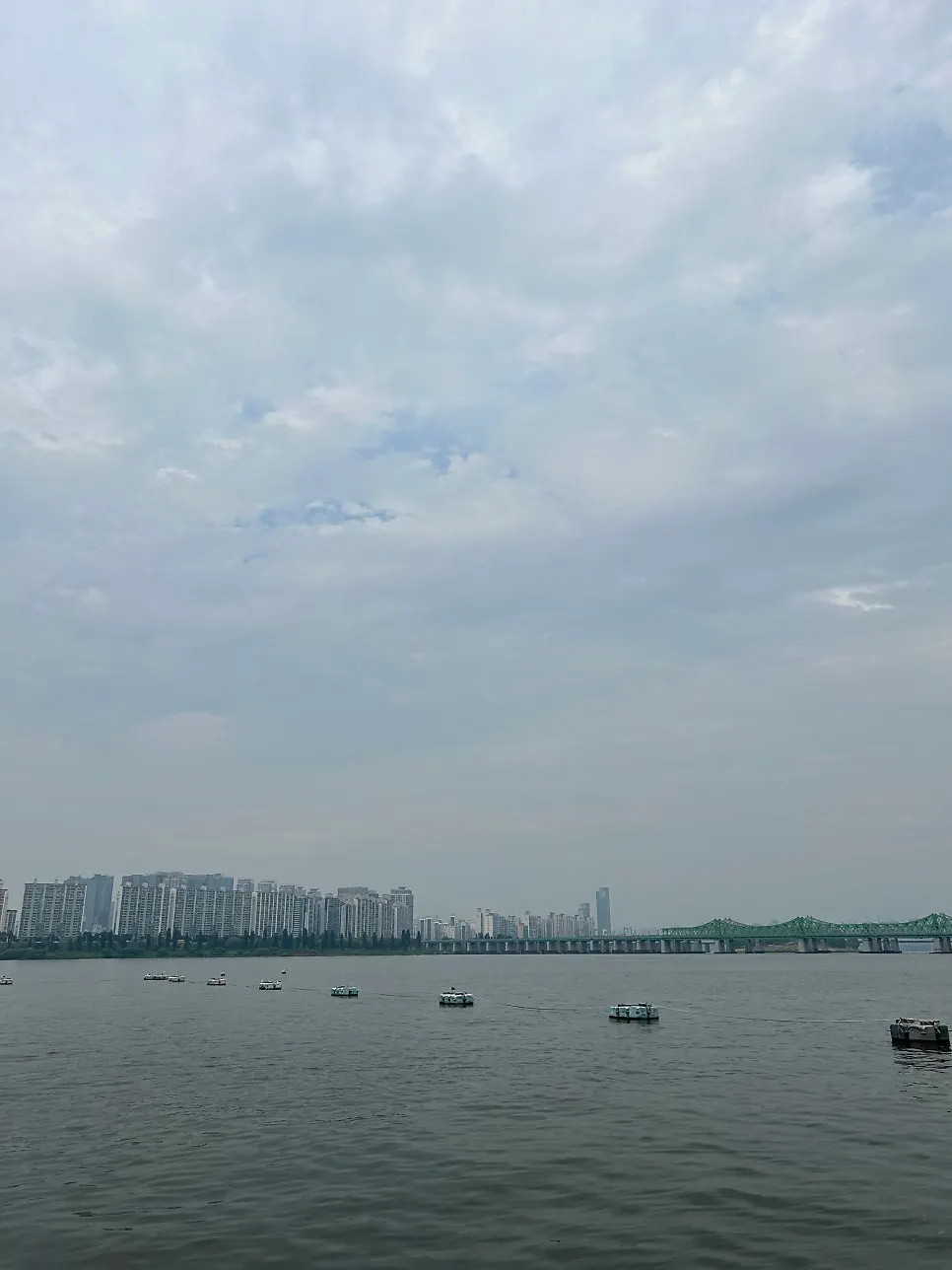 물 위에서 바라본 트인 한강 풍경
