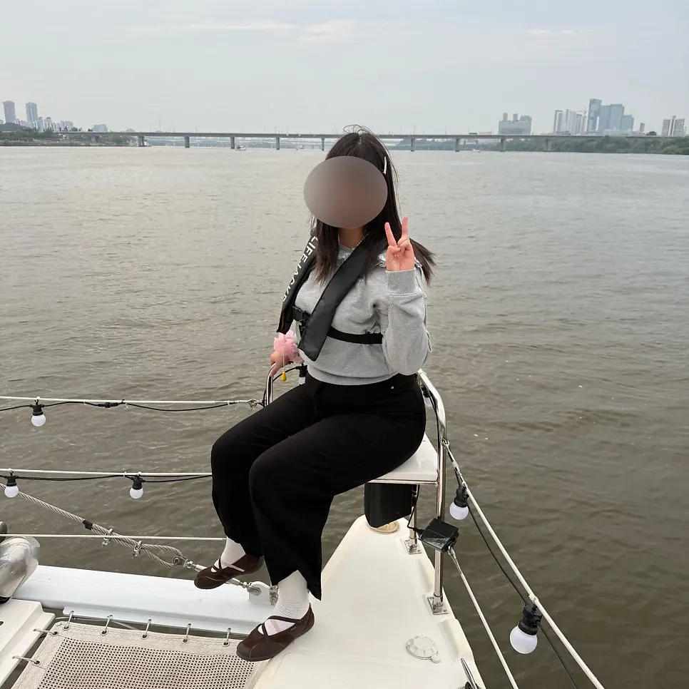 해질 무렵 분위기로 바뀐 한강 요트 위