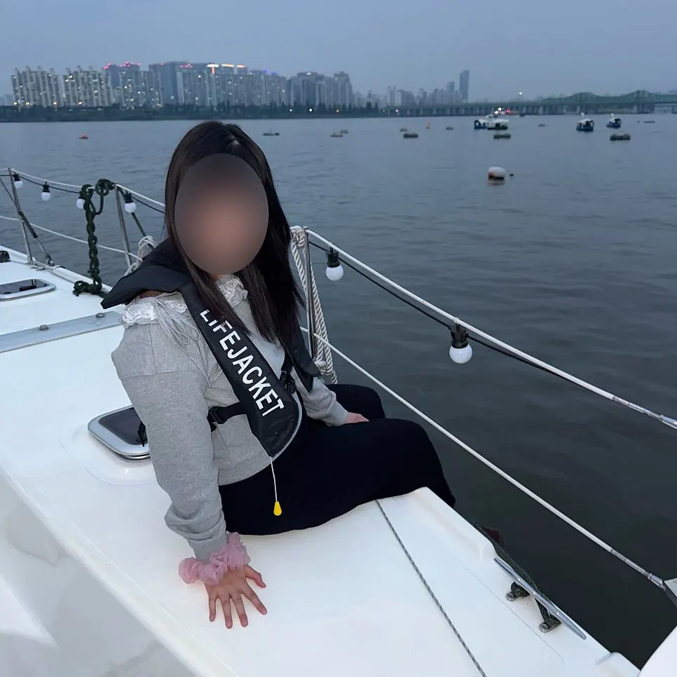 요트에 앉아 한강 풍경을 보는 모습