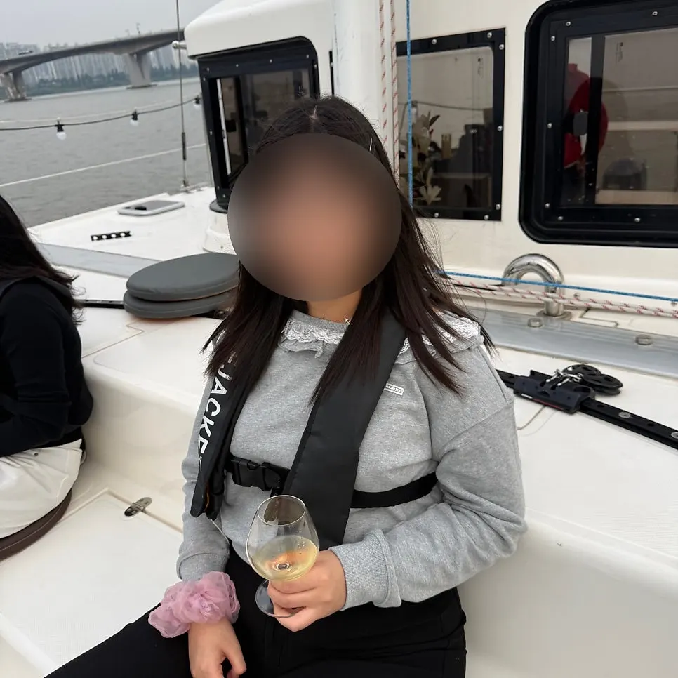 낮부터 노을까지 이어진 한강 요트 풍경