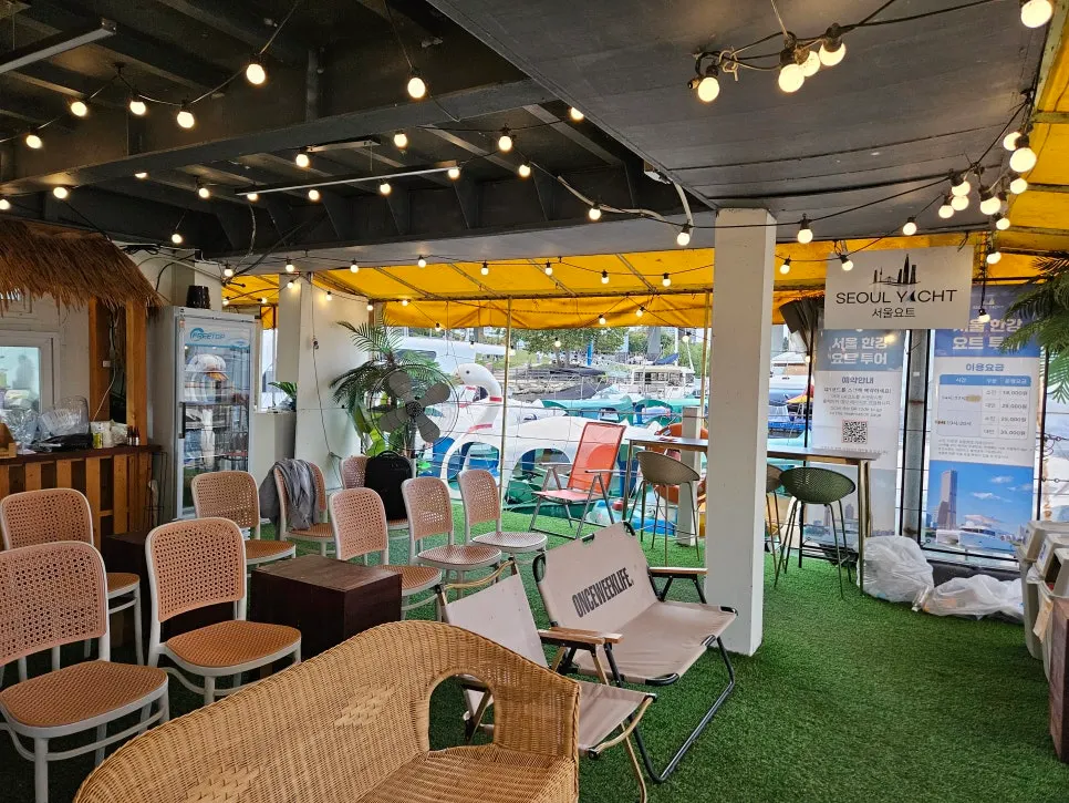 Waiting seats at Sailing Paradise with a view of the Han River