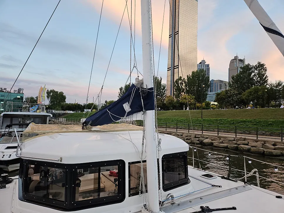 Sunset over Yeouido Hangang Park seen from the yacht