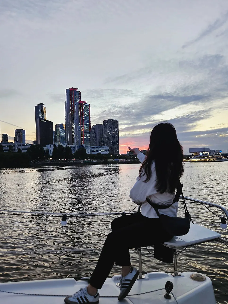 Night views of the Han River felt through the breeze