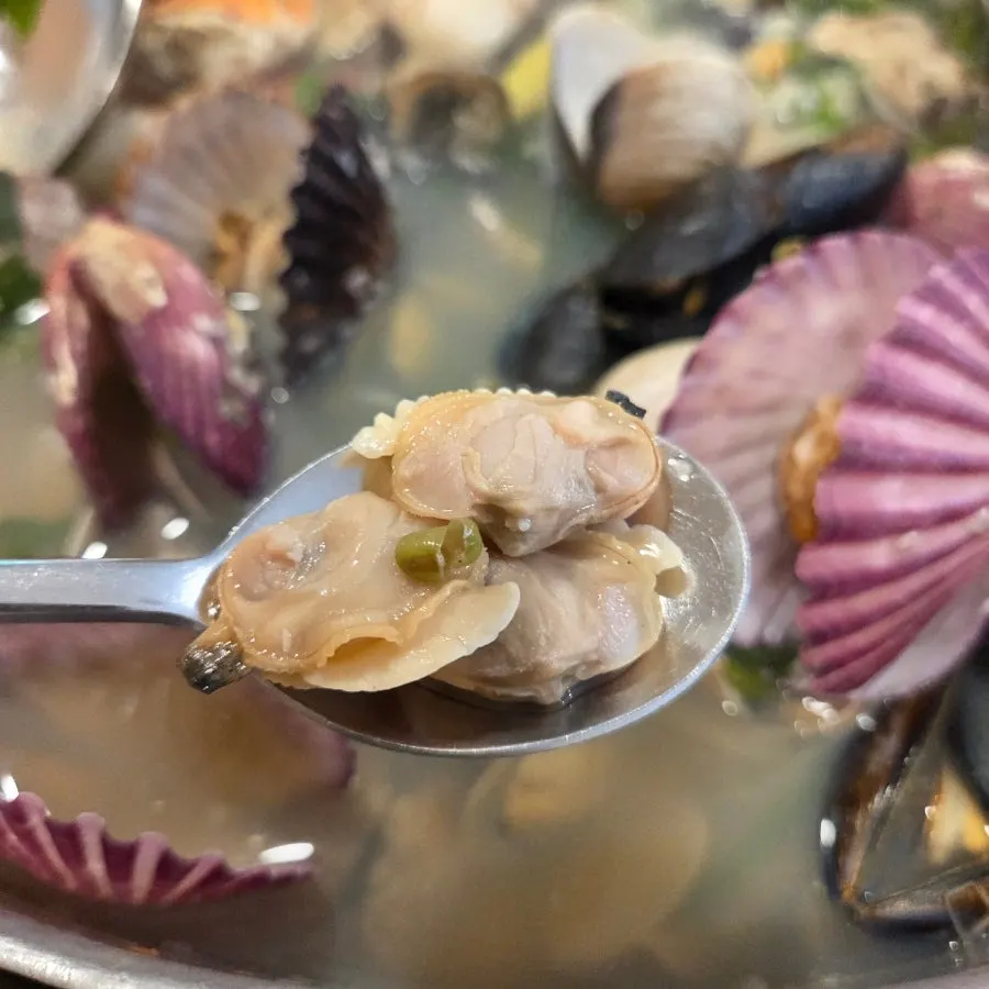 Hot pot broth full of clams