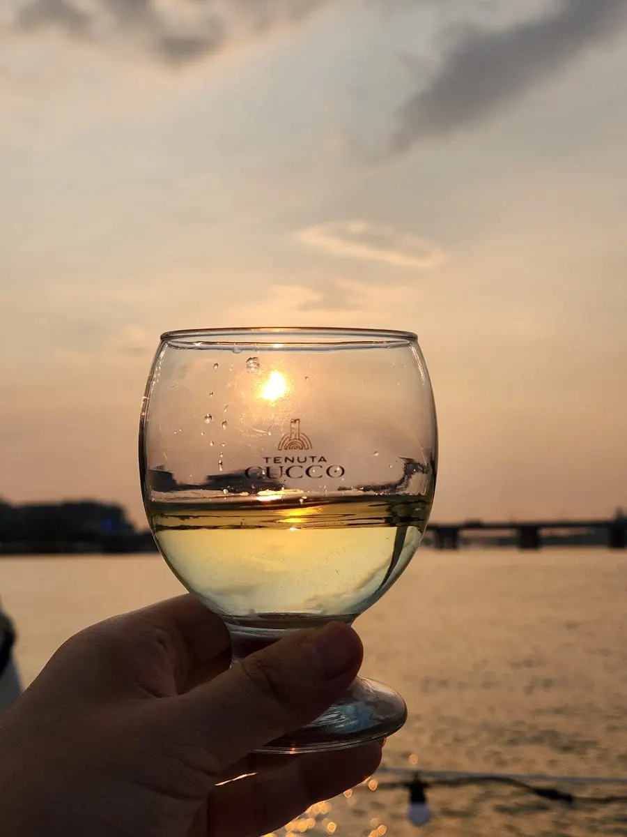 요트에서 즐기는 와인과 크래커