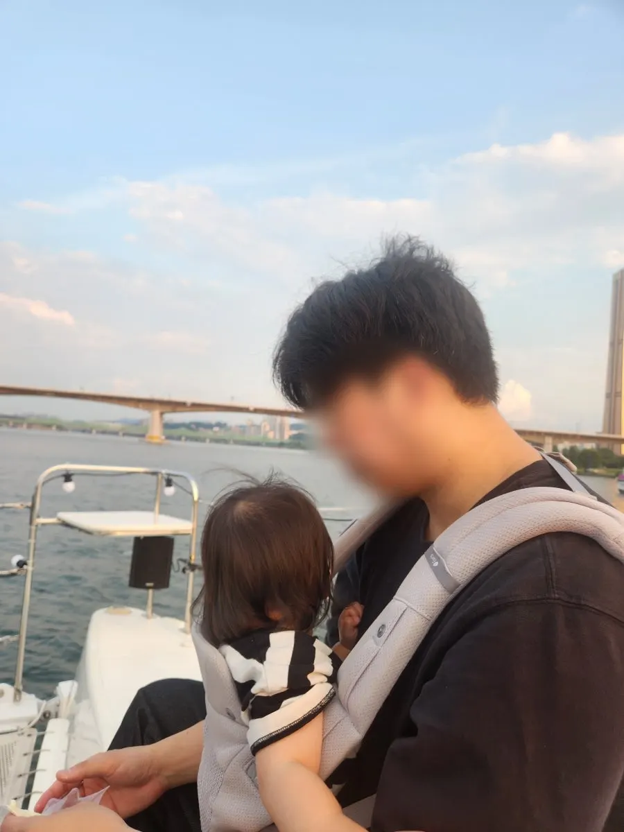 가족 요트 나들이 기념 풍경