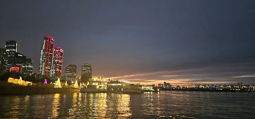 Lights reflecting on the water and the Han River night view