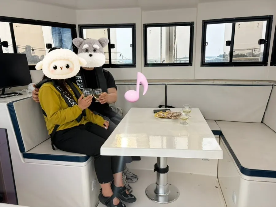 한강 윤슬을 즐기는 요트 데이트 장면