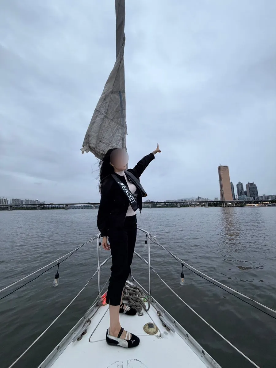 Commemorative photo taken on a Han River yacht