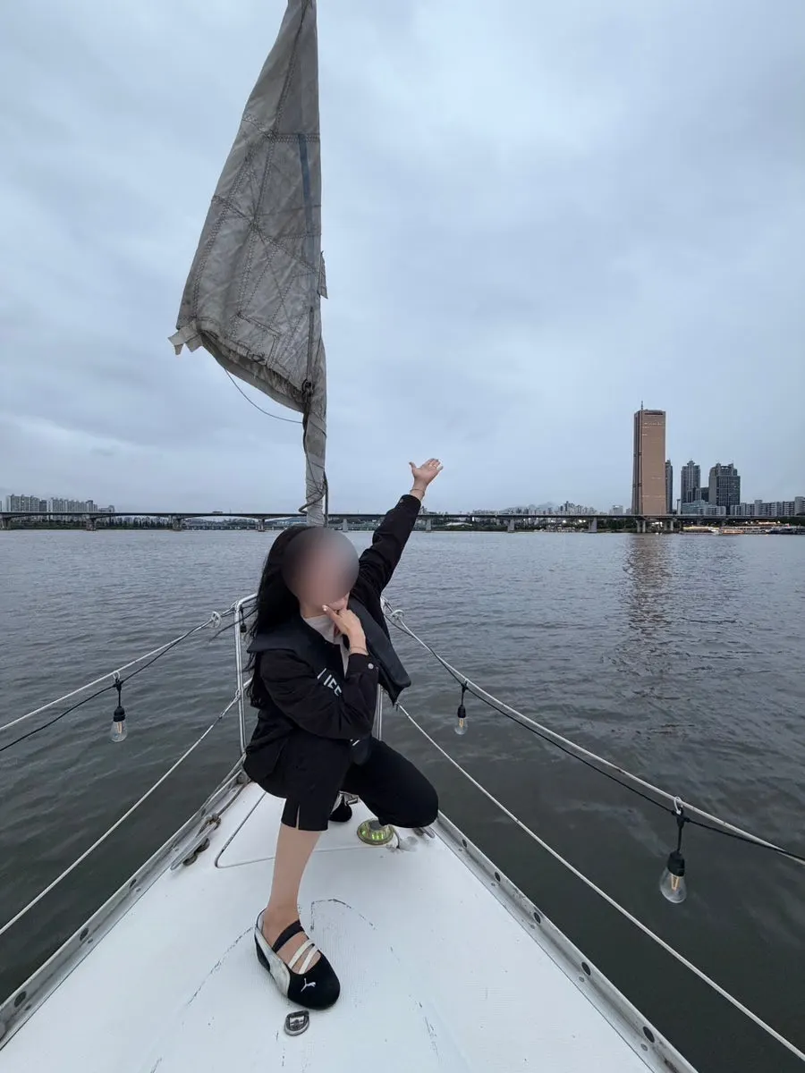 Commemorative photo from the Han River yacht tour