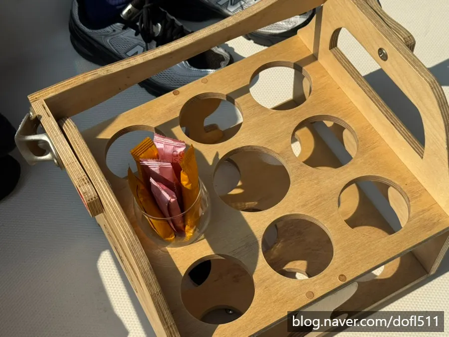Champagne on the yacht with a Han River view