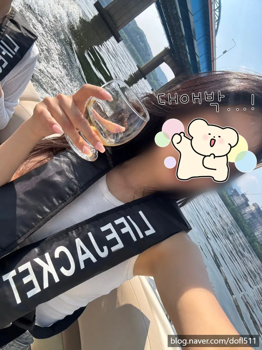 Champagne during the yacht tour