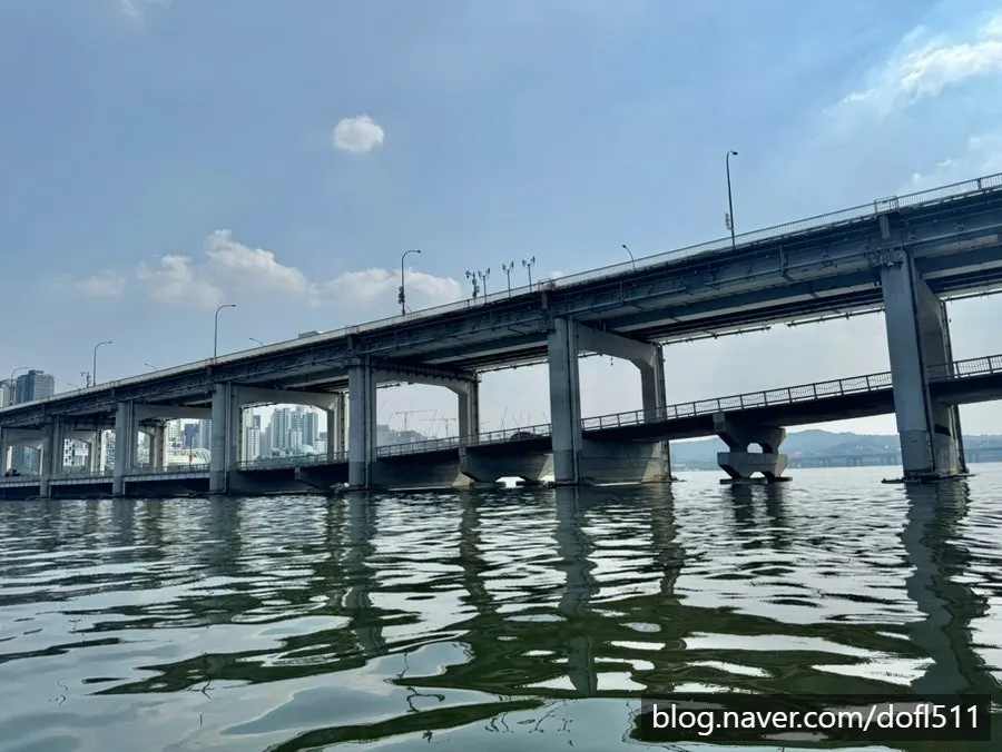 Yacht tour passing Banpo Bridge