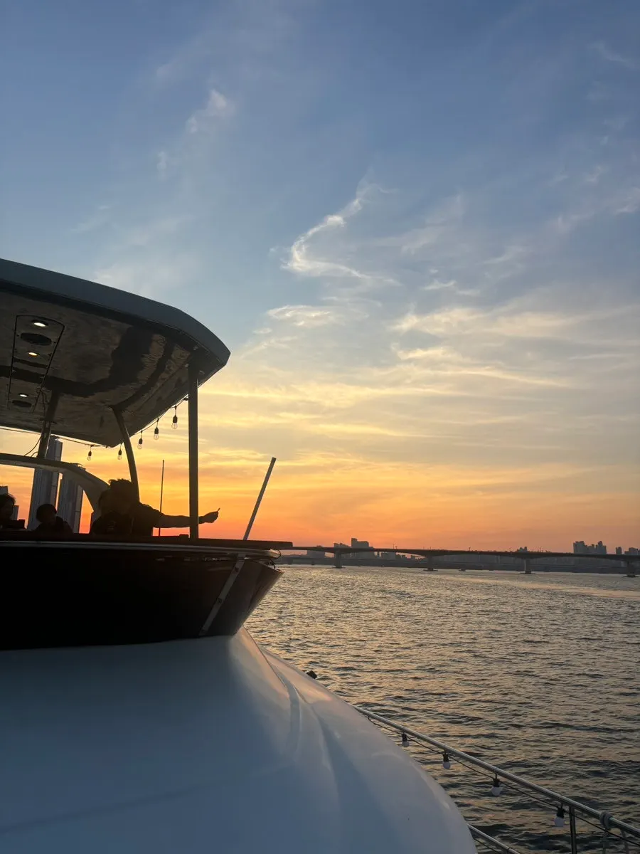 Red sunset and Han River scenery