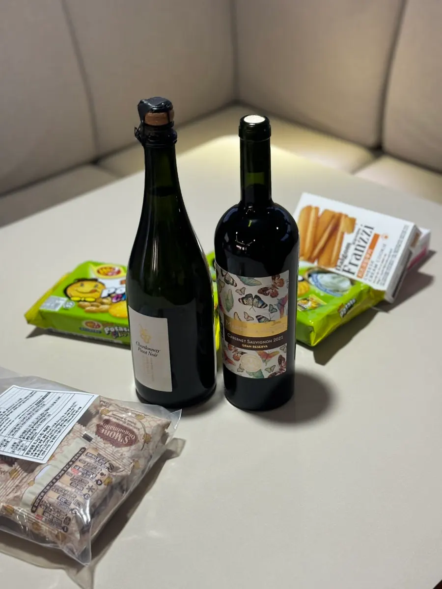 Wine and snacks received during the yacht tour