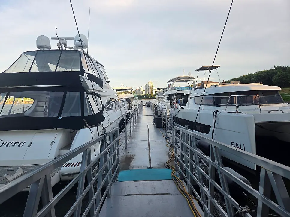 Photo related to the yacht boarding wait