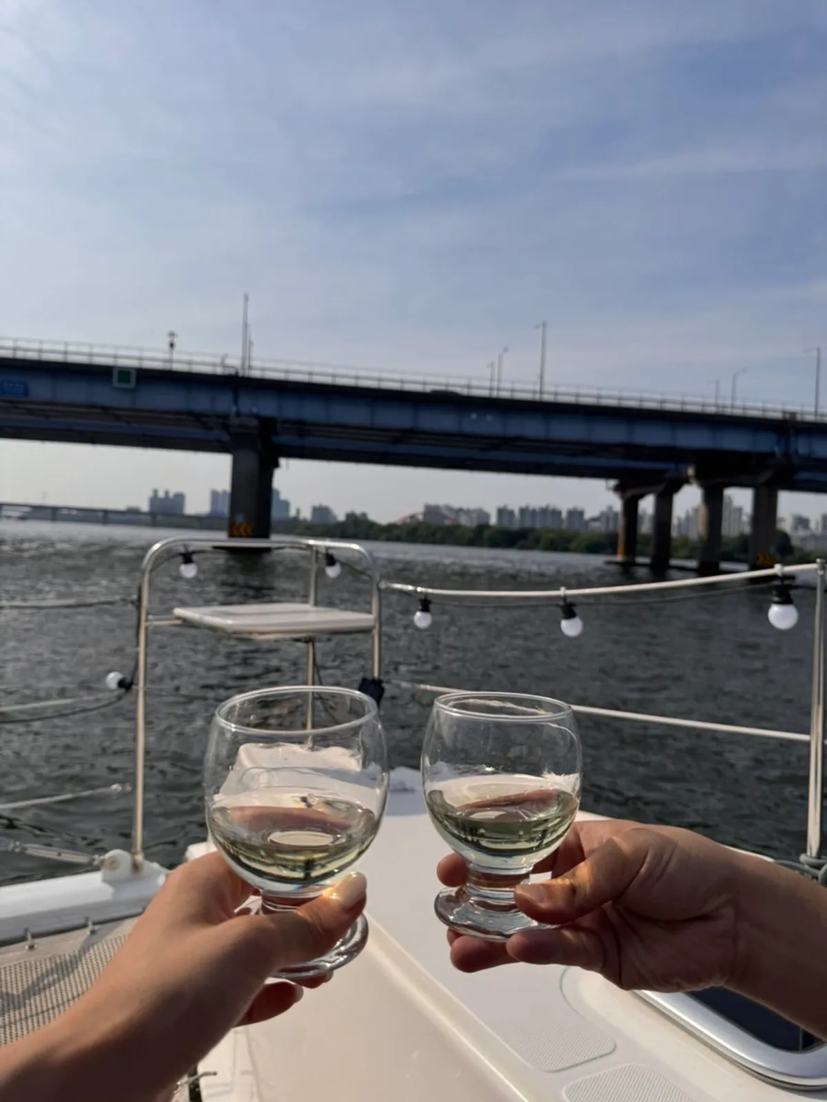 Han River yacht scenery with a cool breeze