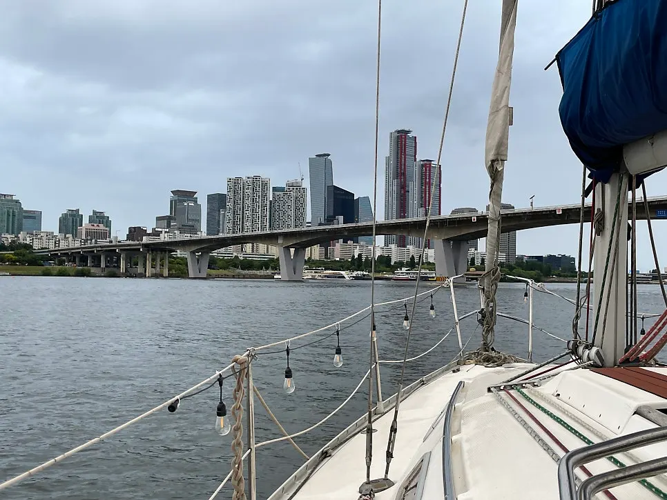 Yacht tour on the Han River
