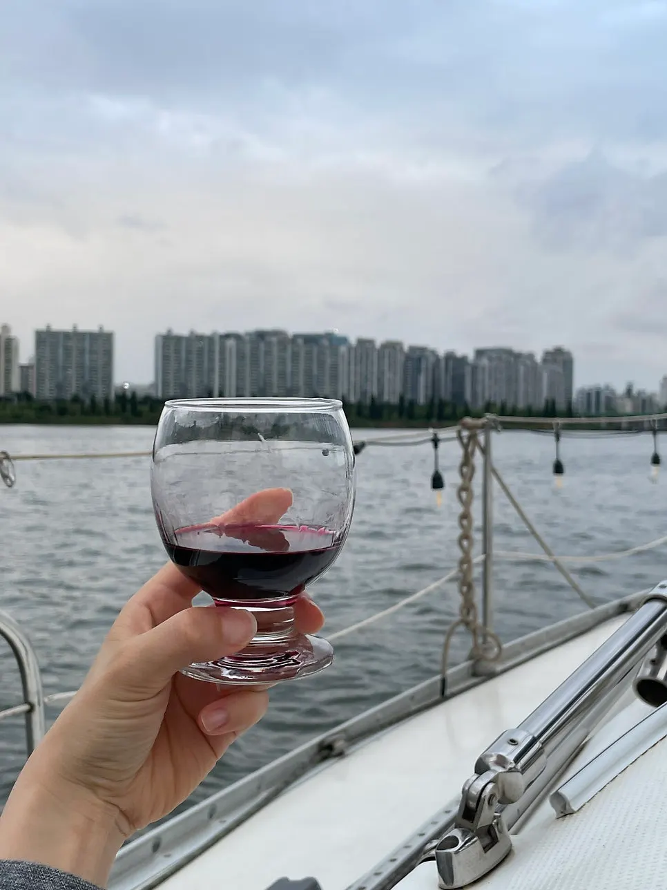 Yacht heading toward the middle of the Han River