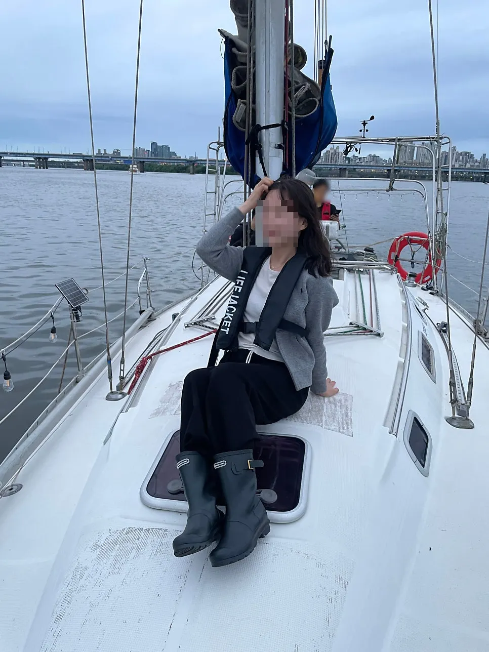 A romantic moment on a Han River yacht tour