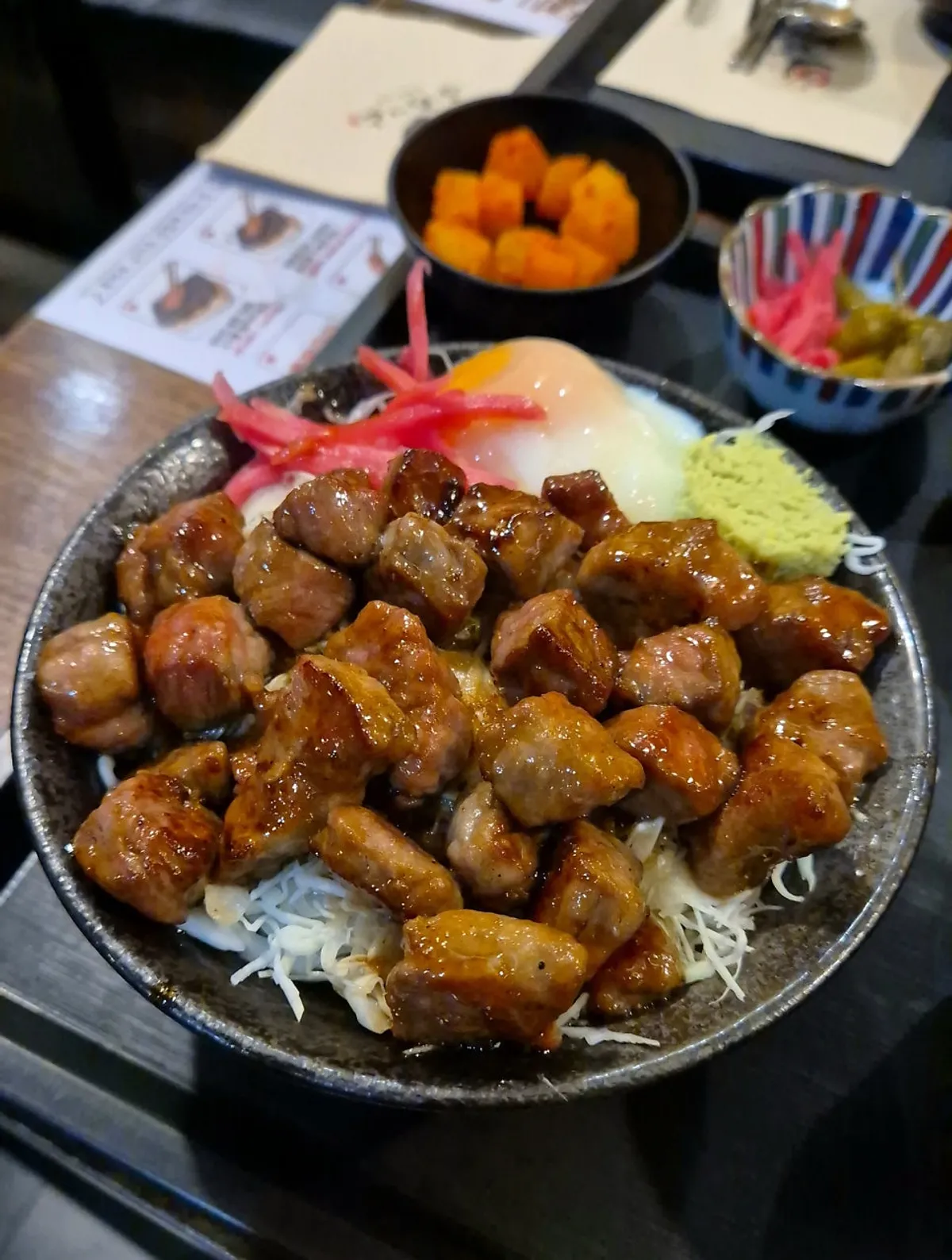 규카츠와 스테키덮밥 차림