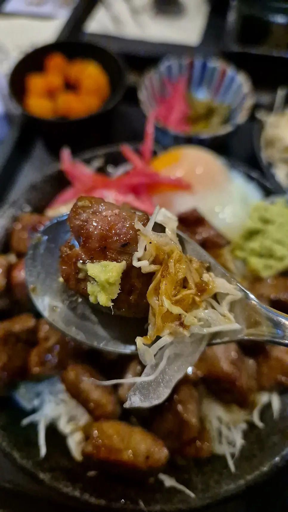 스테키덮밥과 양배추 곁들임
