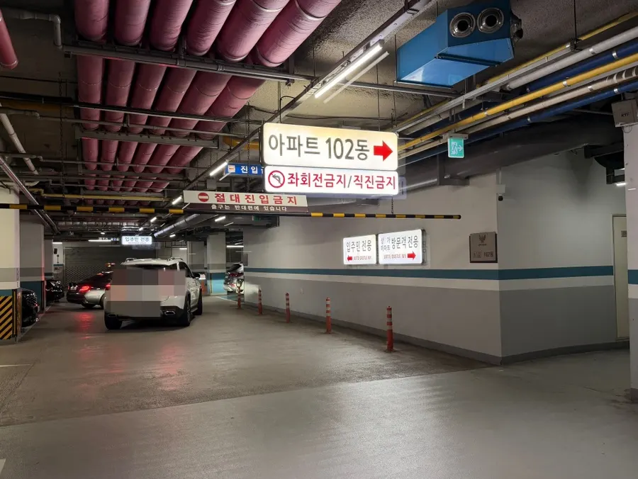 Basement level shopping corridor and store signage