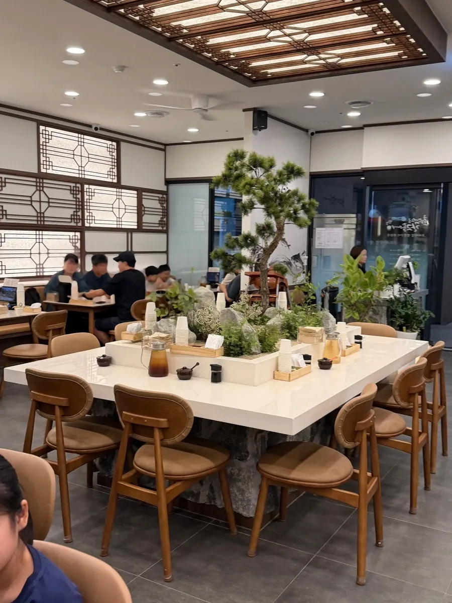 Spacious table seating for groups