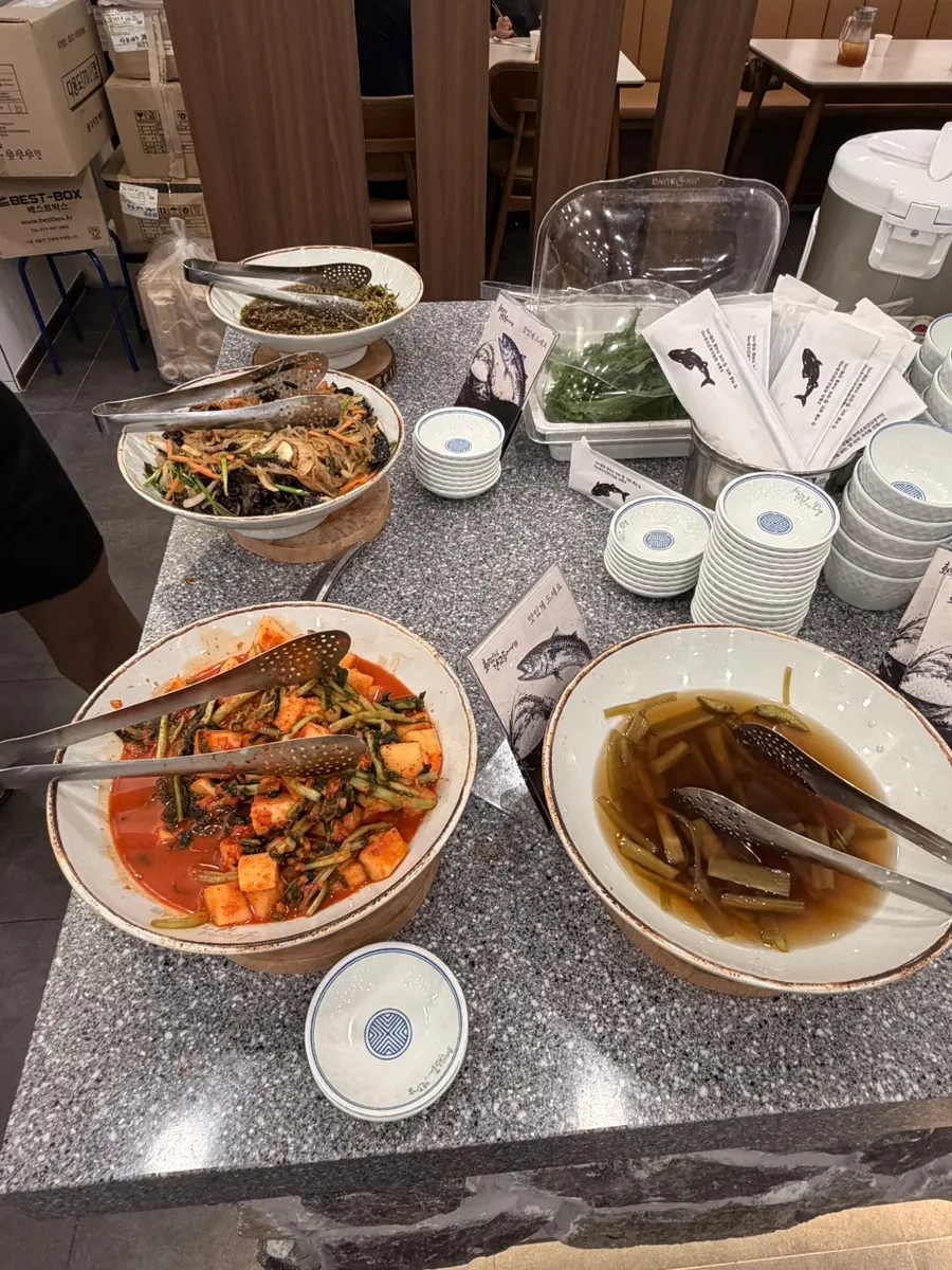 Self bar for picking up side dishes