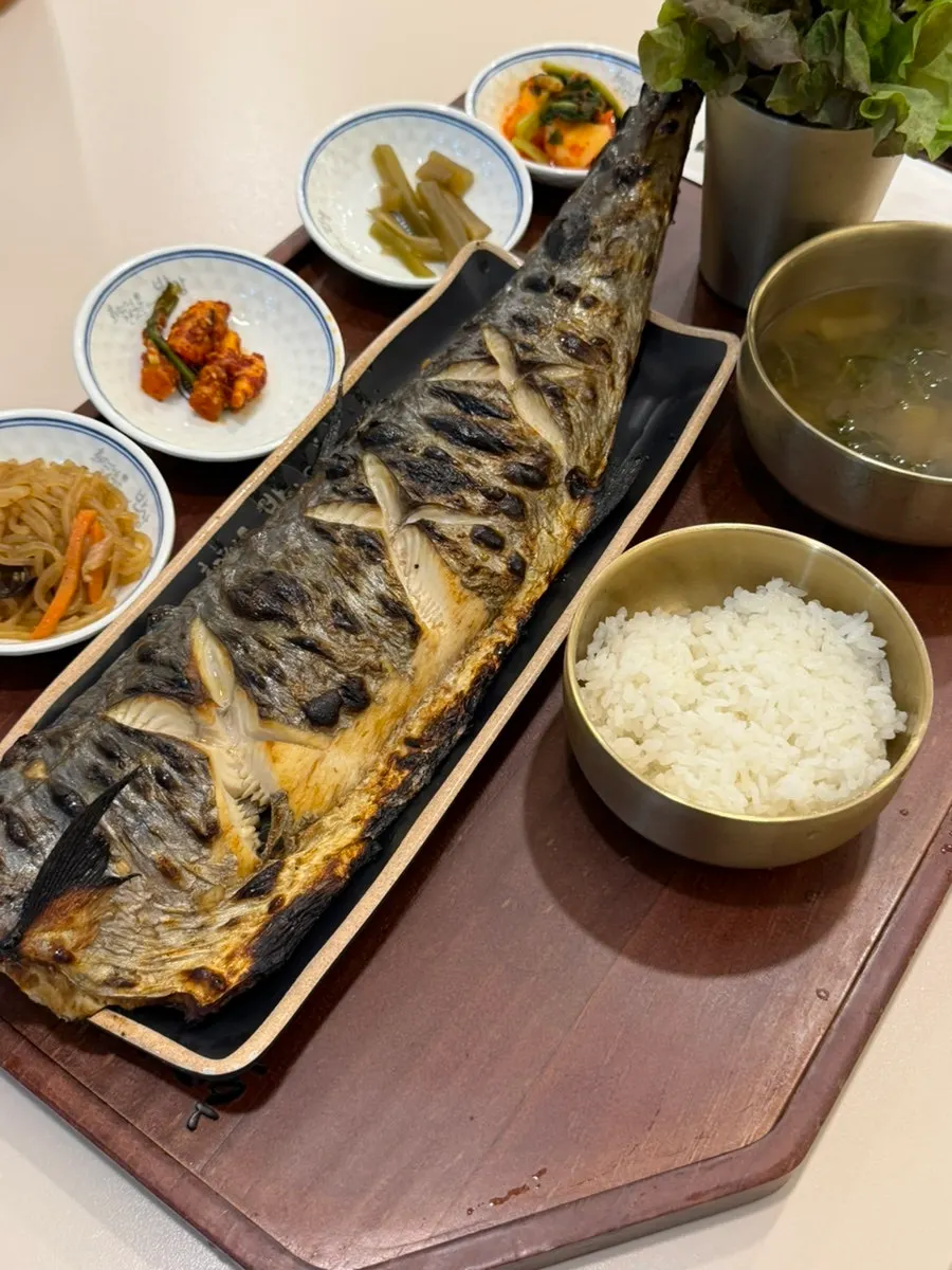Full table setting of the jeyuk set and mackerel set