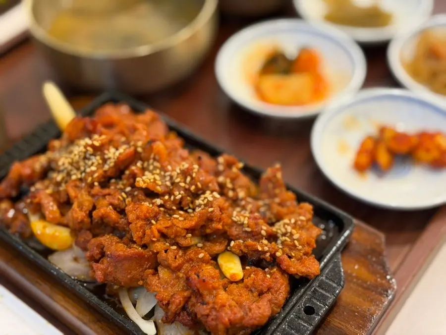 Sauce-coated jeyuk stir-fried pork from the set