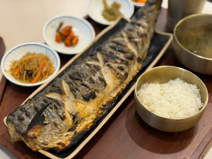 Grilled mackerel size compared to a fist