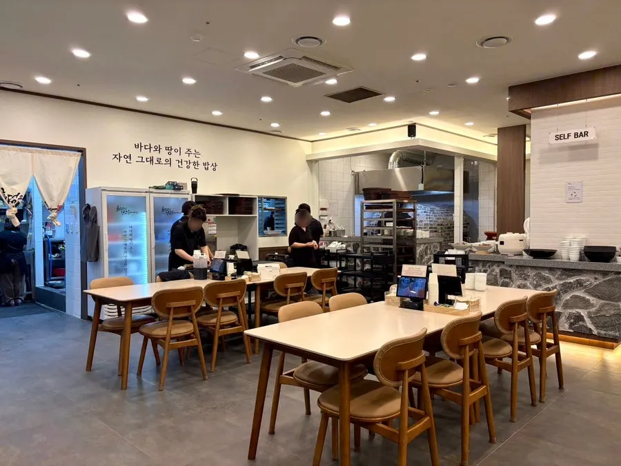 식사 후 촬영한 매장 내부 좌석