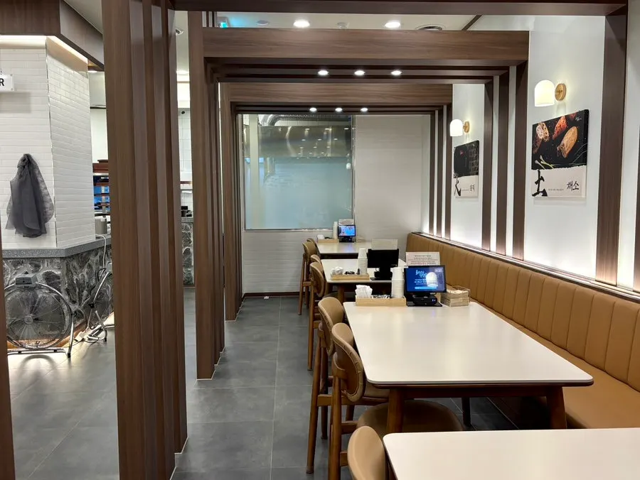 단체 식사도 가능한 매장 좌석 구성